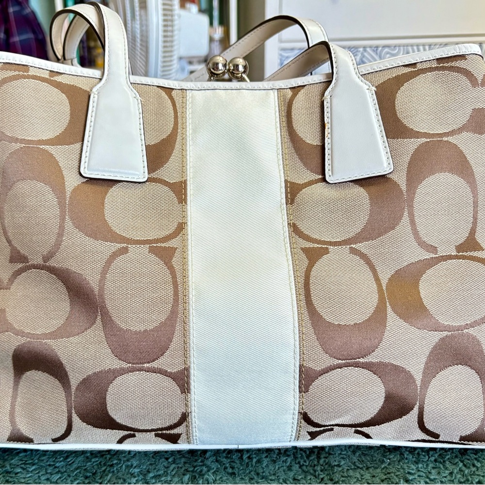 Authentic Coach Kisslock Tan Brown Beige Signature Carryall Shoulder Bag - Picture 5 of 8